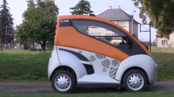 Řízení auta na vozíku. Češi vyvinuli unikátní vozidlo pro invalidy