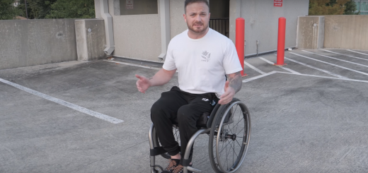 Muž sediaci na invalidnom vozíku