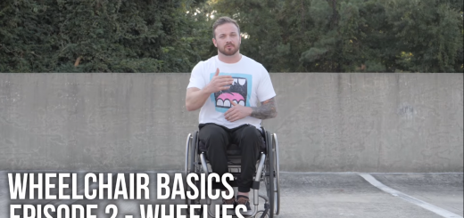 Muž sediaci na invalidnom vozíku