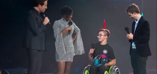 Dievča na vozíku prijímajúc ocenenie majsterka sveta vo freestyle jazde na vozíku.