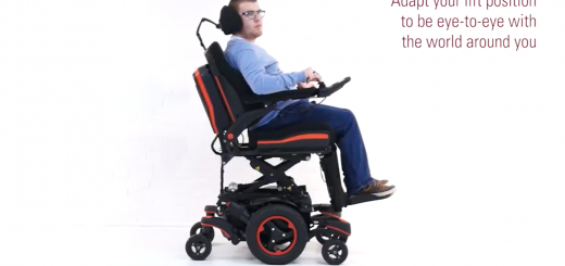 Muž na elektrickom vozíku